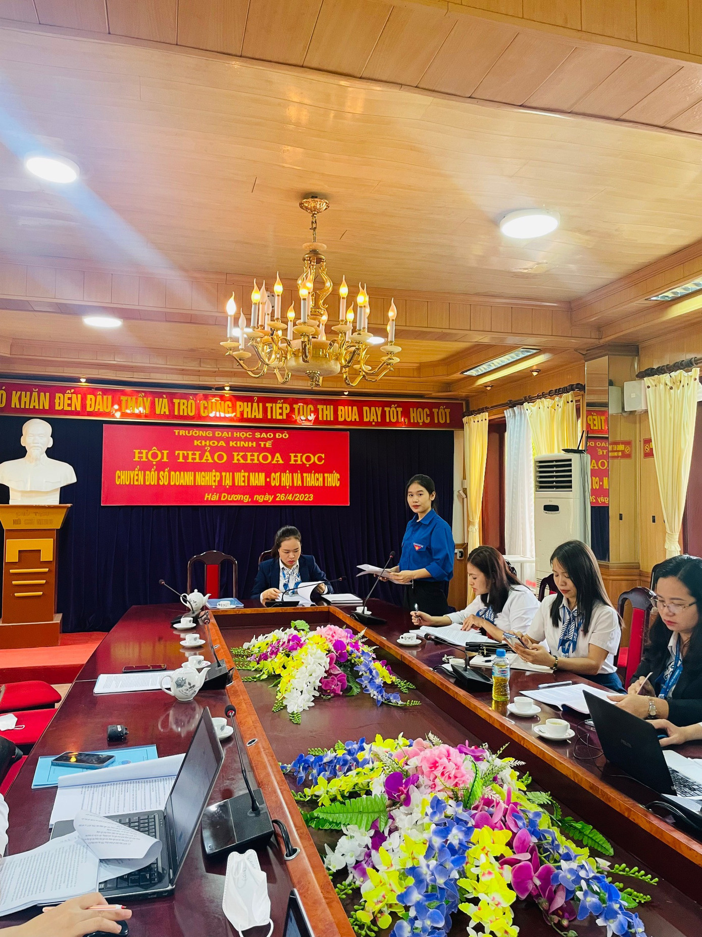 Lan Anh tham gia phát biểu tại Hội thảo khoa học.