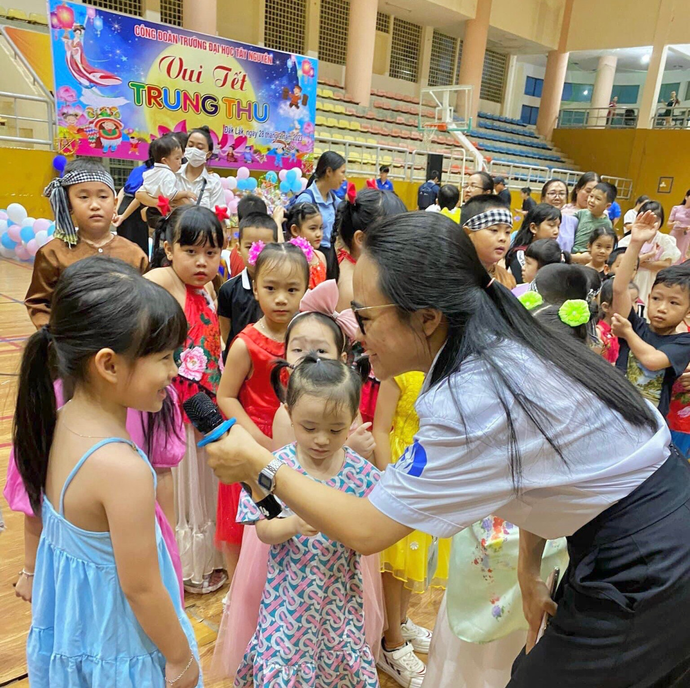 Diễm cùng các em thiếu nhi vui Tết Trung thu. Diễm cùng các em thiếu nhi vui Tết Trung thu.