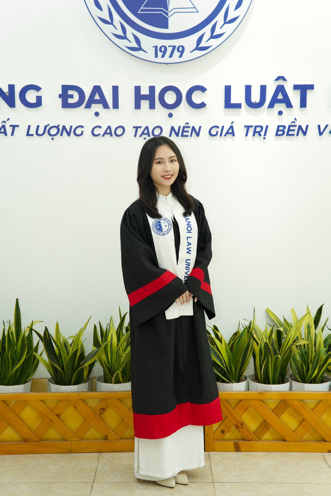Vũ Thùy Dương - tân cử nhân ngành Luật, Trường Đại học Luật Hà Nội. Vũ Thùy Dương - tân cử nhân ngành Luật, Trường Đại học Luật Hà Nội.