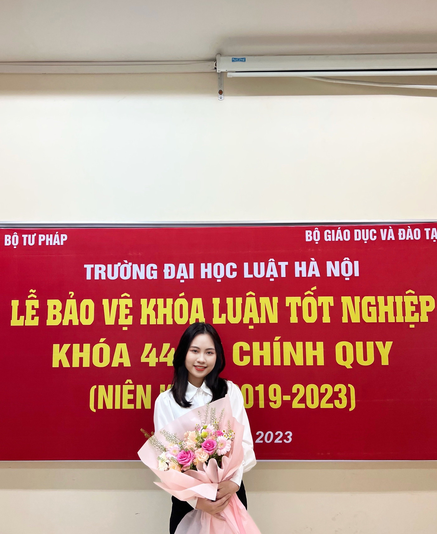 Thùy Dương từng là một sinh viên rất năng nổ với nhiều thành tích học tập tốt. Thùy Dương từng là một sinh viên rất năng nổ với nhiều thành tích học tập tốt.