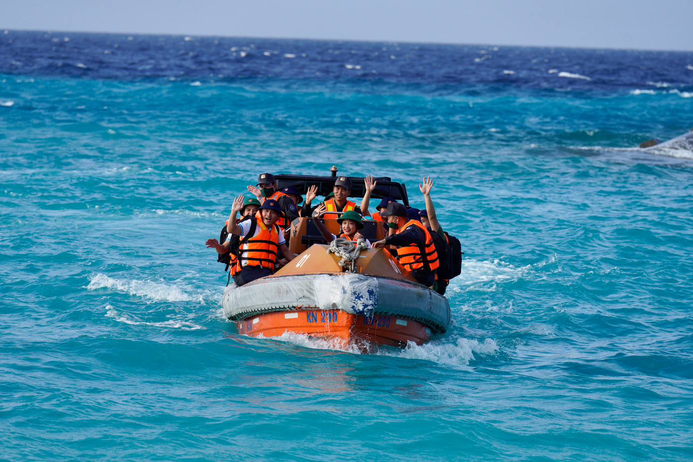 Thu Ba vừa có hải trình ý nghĩa đến với Trường Sa - vùng biển, đảo thiêng liêng của Tổ quốc. Thu Ba vừa có hải trình ý nghĩa đến với Trường Sa - vùng biển, đảo thiêng liêng của Tổ quốc.