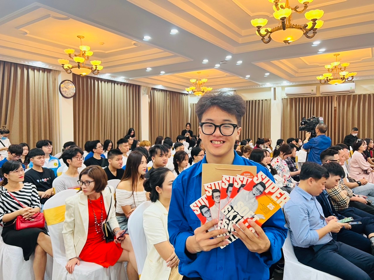 Nguyễn Tiến Xuân (sinh năm 2002) đang là sinh viên năm 4 Trường Đại học Giao thông Vận tải. Nguyễn Tiến Xuân (sinh năm 2002) đang là sinh viên năm 4 Trường Đại học Giao thông Vận tải.