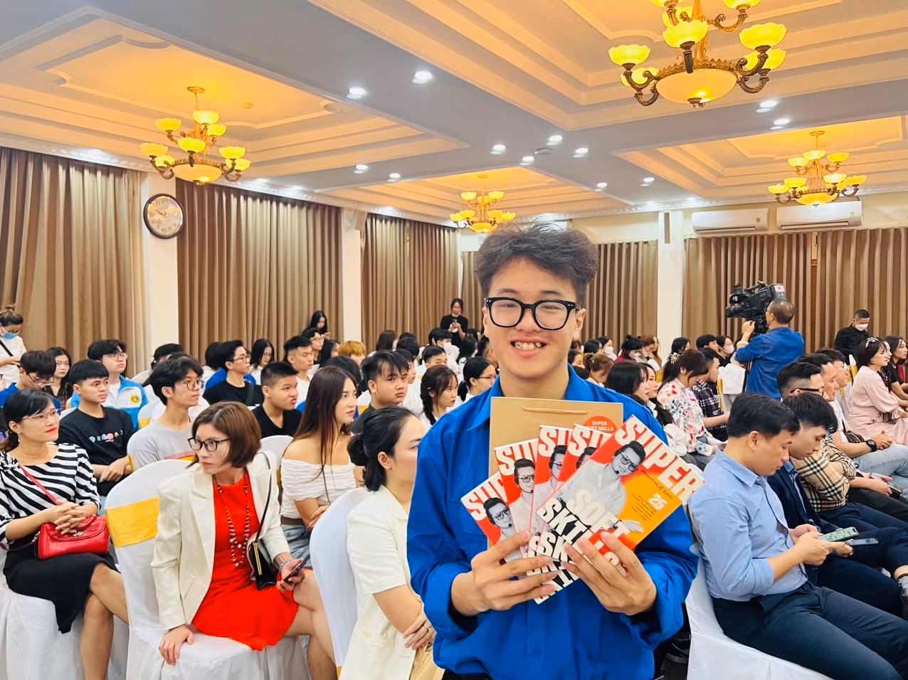 Nguyễn Tiến Xuân (sinh năm 2002) đang là sinh viên năm 4 Trường Đại học Giao thông Vận tải. Nguyễn Tiến Xuân (sinh năm 2002) đang là sinh viên năm 4 Trường Đại học Giao thông Vận tải.