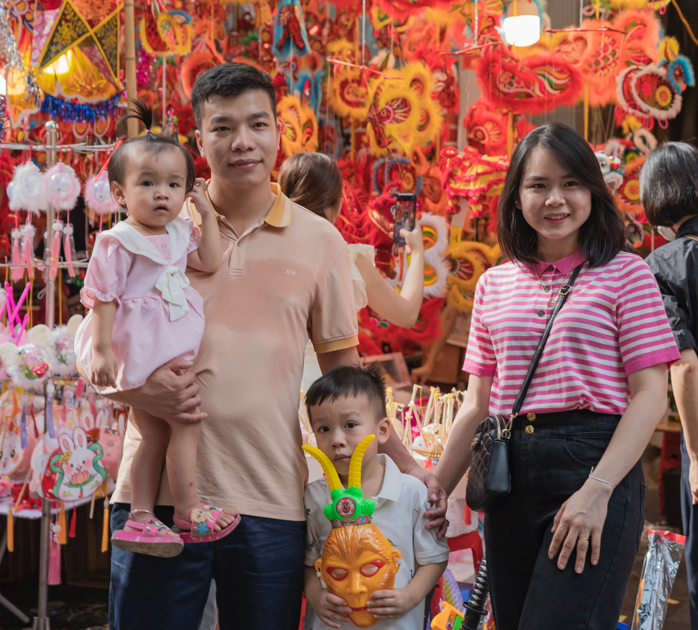 Anh Vũ Tuấn Minh, nếu đưa con đến đây, bố mẹ có thể cho con làm quen với những món đồ chơi dân gian truyền thống. Anh Vũ Tuấn Minh, nếu đưa con đến đây, bố mẹ có thể cho con làm quen với những món đồ chơi dân gian truyền thống.