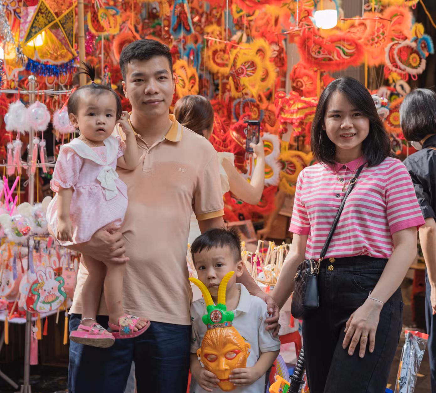 Anh Vũ Tuấn Minh, nếu đưa con đến đây, bố mẹ có thể cho con làm quen với những món đồ chơi dân gian truyền thống.