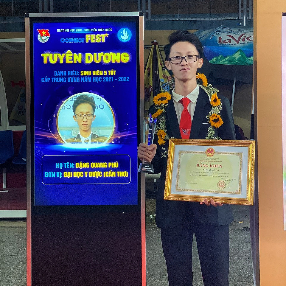 Đặng Quang Phú nhận danh hiệu Sinh viên 5 tốt cấp Trung ương năm học 2021-2022 tại Thủ đô Hà Nội. Đặng Quang Phú nhận danh hiệu Sinh viên 5 tốt cấp Trung ương năm học 2021-2022 tại Thủ đô Hà Nội.