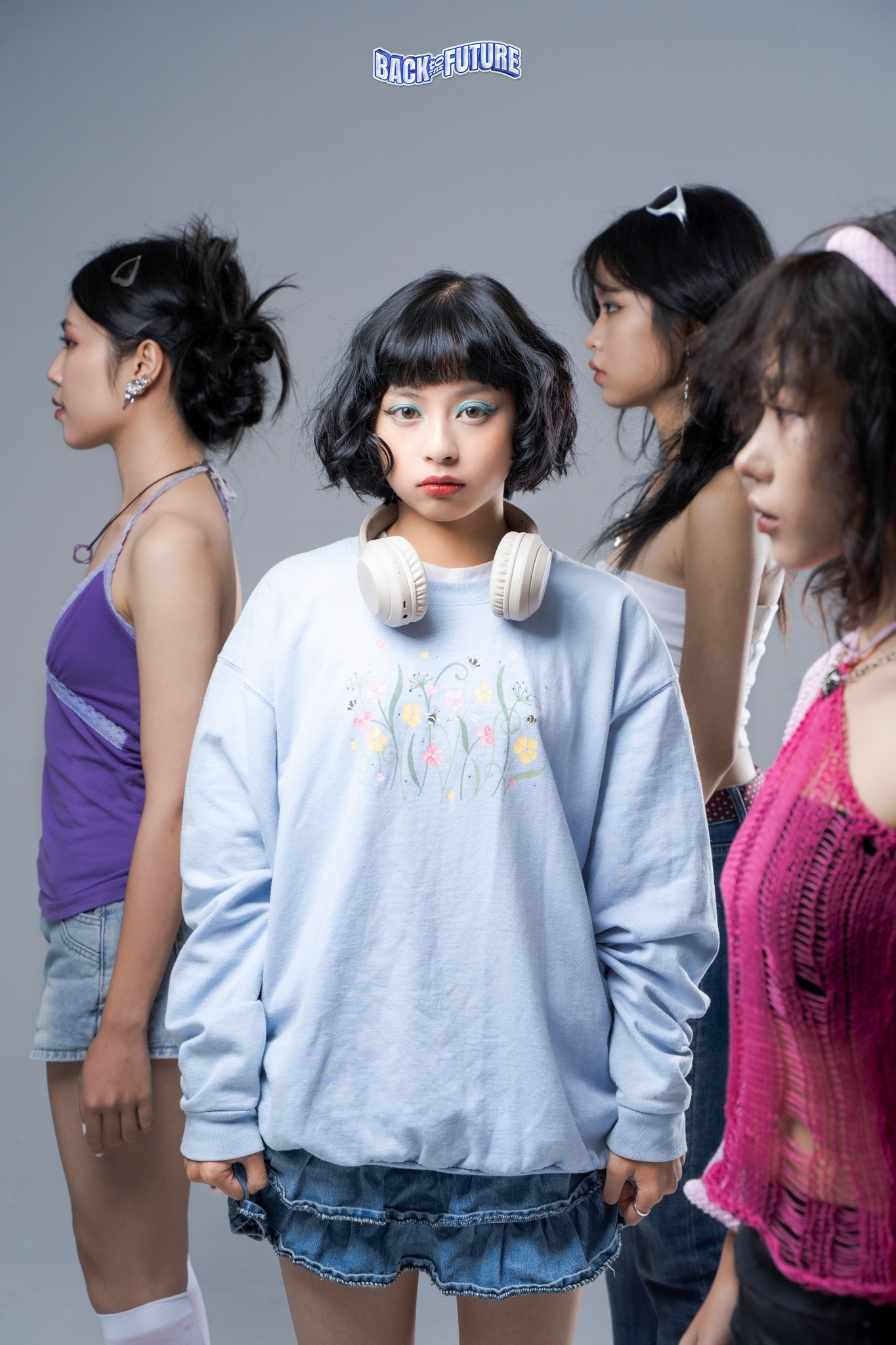 Sự choáng ngợp trước thế giới mới quá đỗi rộng lớn và xa lạ càng khiến cô nhận thức được bản thân nhỏ bé đến nhường nào. Đôi chân cô bỗng chùn lại, e dè hơn trong mỗi bước đi, mặc cho ba người bạn đang ra sức tiến lên phía trước. (Ảnh BTC)