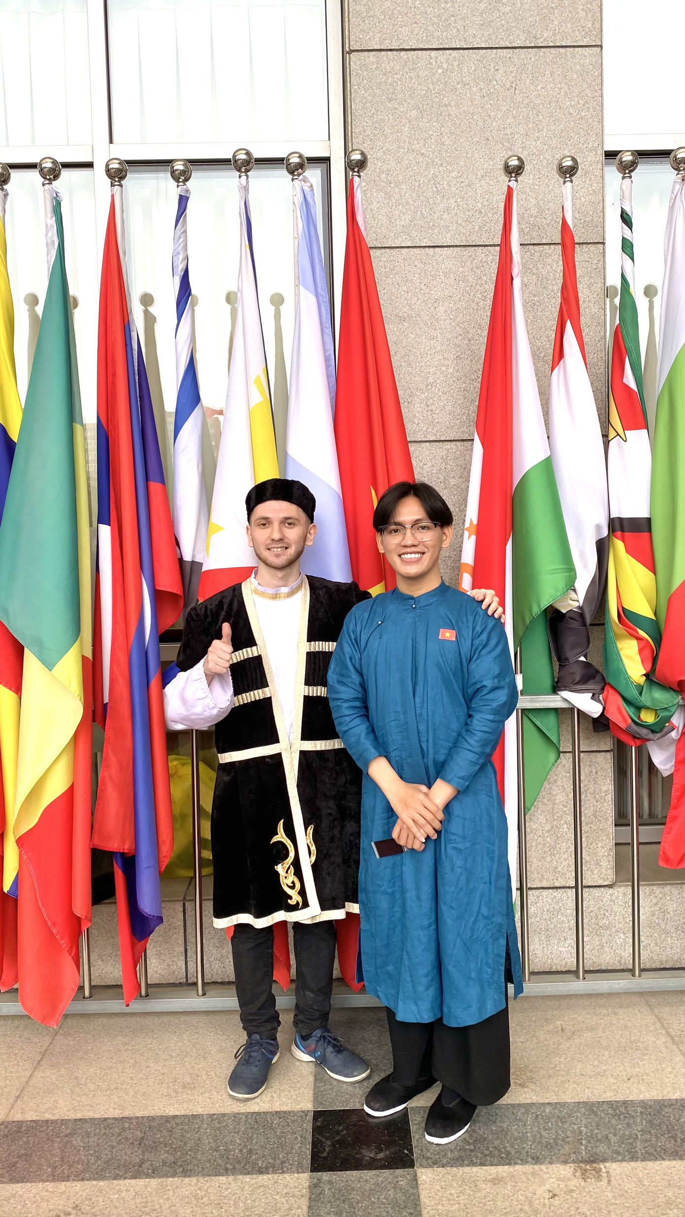 Dũng (bên phải) chụp cùng bạn học tại Lễ hội Văn hóa Đại học Sư phạm Bắc Kinh. Dũng (bên phải) chụp cùng bạn học tại Lễ hội Văn hóa Đại học Sư phạm Bắc Kinh.