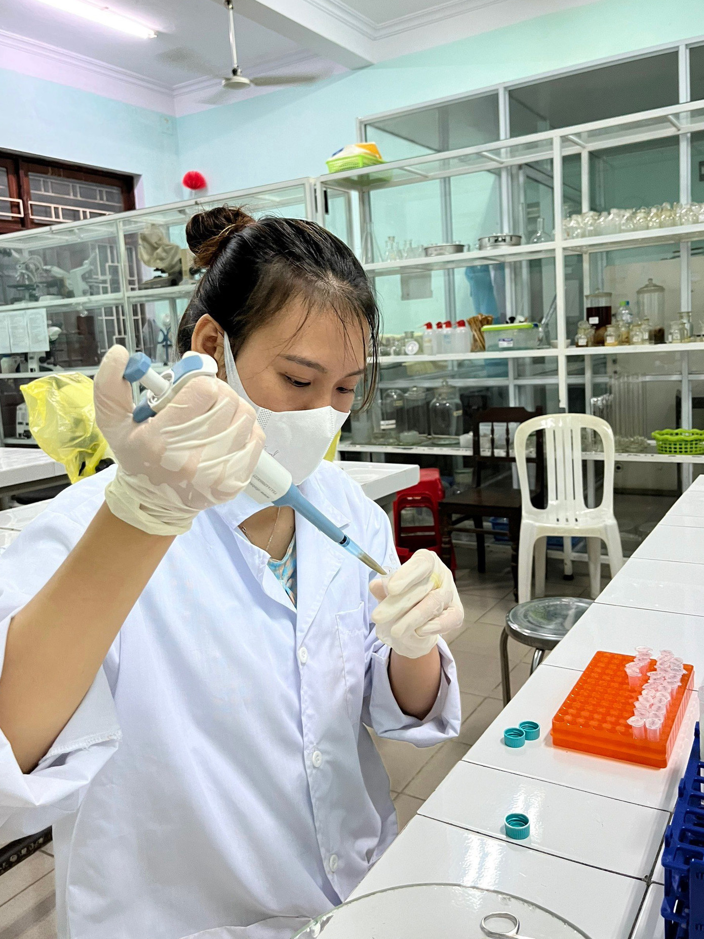 Kim Oanh tại phòng thí nghiệm của Trường Đại học Nông Lâm, Đại học Huế.