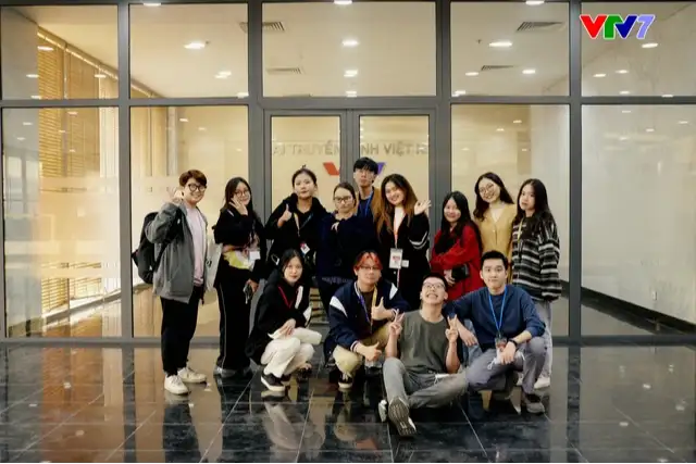 Thái Huy cùng ekip sản xuất tại VTV – Đài truyền hình VN.