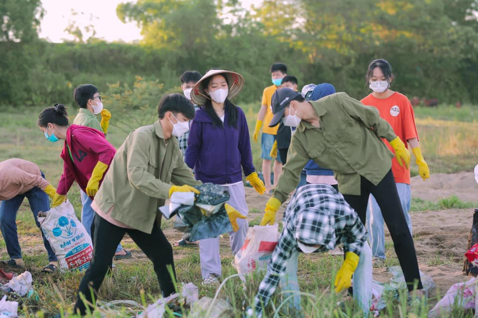 Nhóm bạn trẻ đang thu gom rác thải.