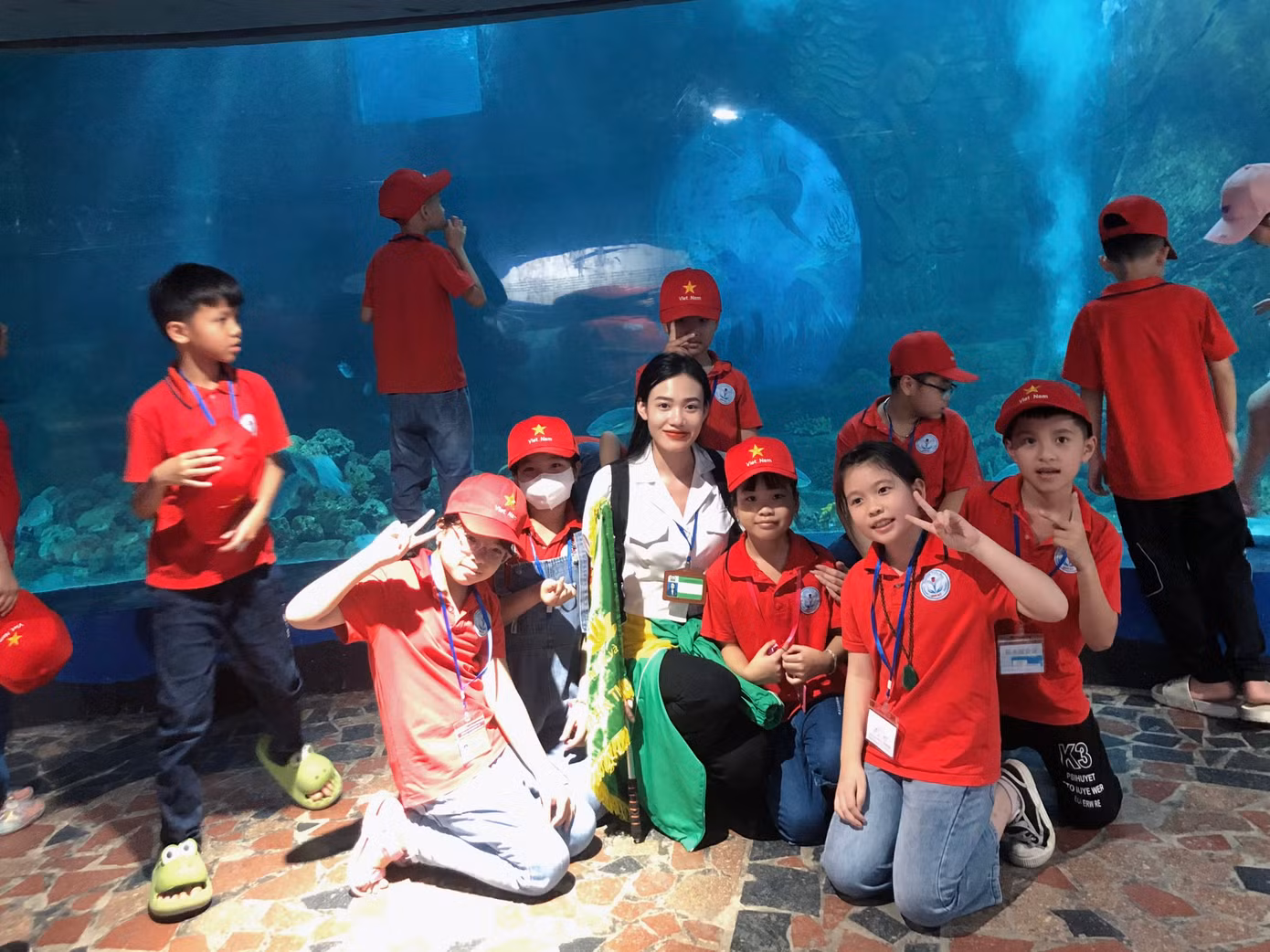 Nhiều em học sinh đã coi Thu Huyền như thần tượng của mình. Nhiều em học sinh đã coi Thu Huyền như thần tượng của mình.