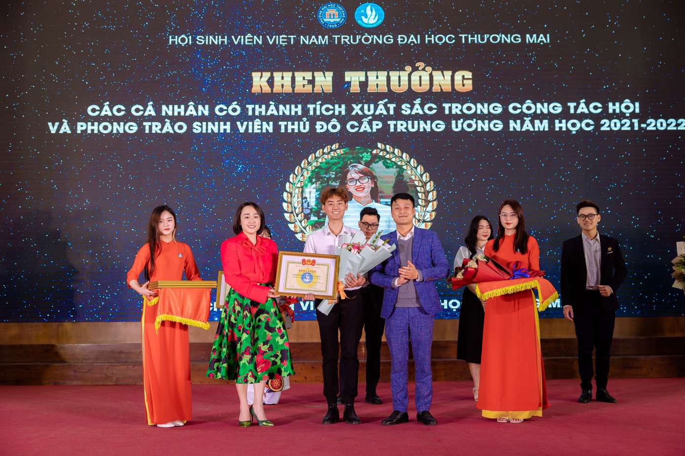 Nhận khen thưởng công tác Hội và Phong trào sinh viên của Trung ương Hội. Nhận khen thưởng công tác Hội và Phong trào sinh viên của Trung ương Hội.