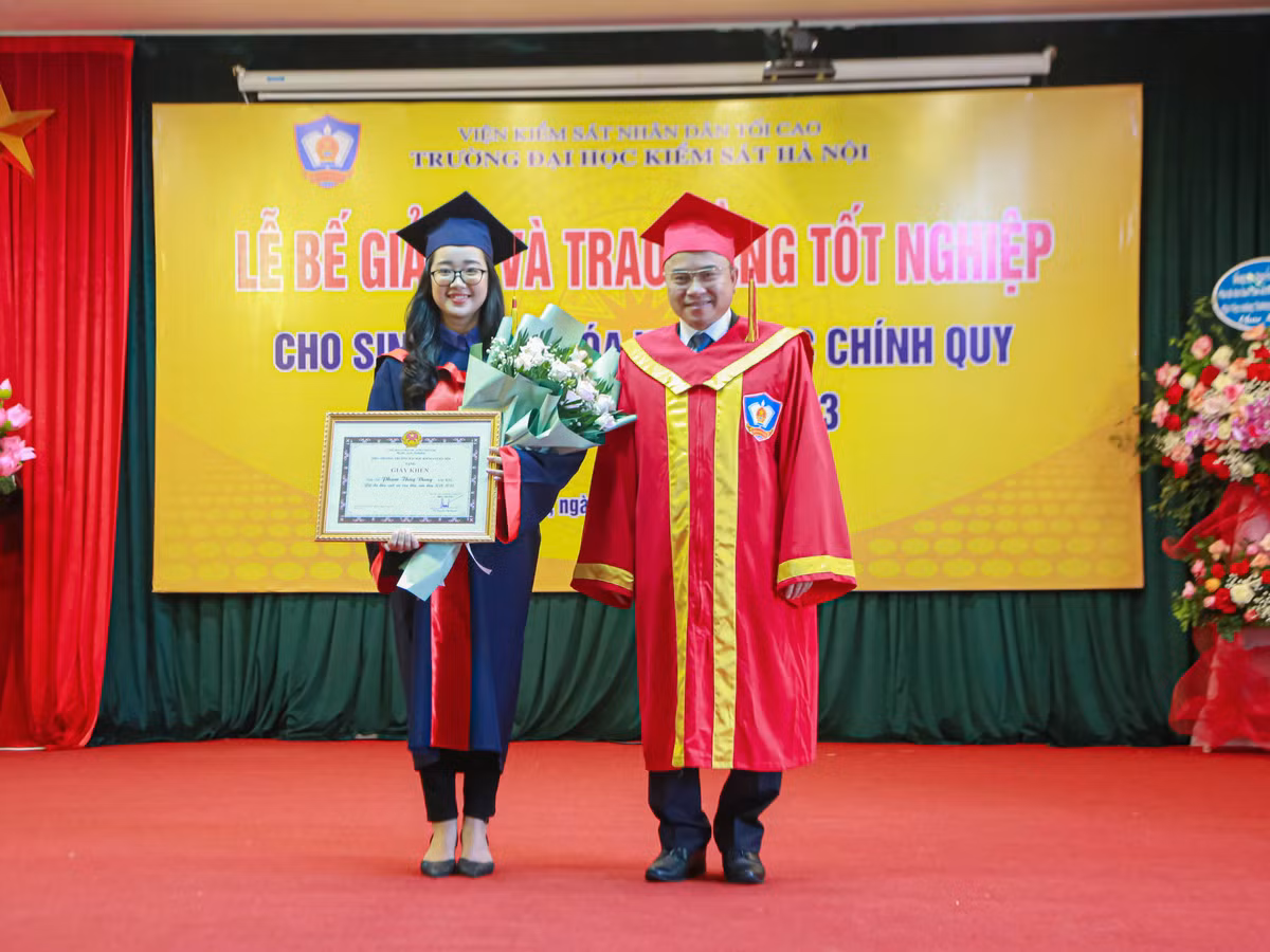 Thuỳ Dung nhận giấy khen cho sinh viên tốt nghiệp thủ khoa từ TS. Nguyễn Văn Khoát – Hiệu trưởng Trường Đại học Kiểm sát Hà Nội.