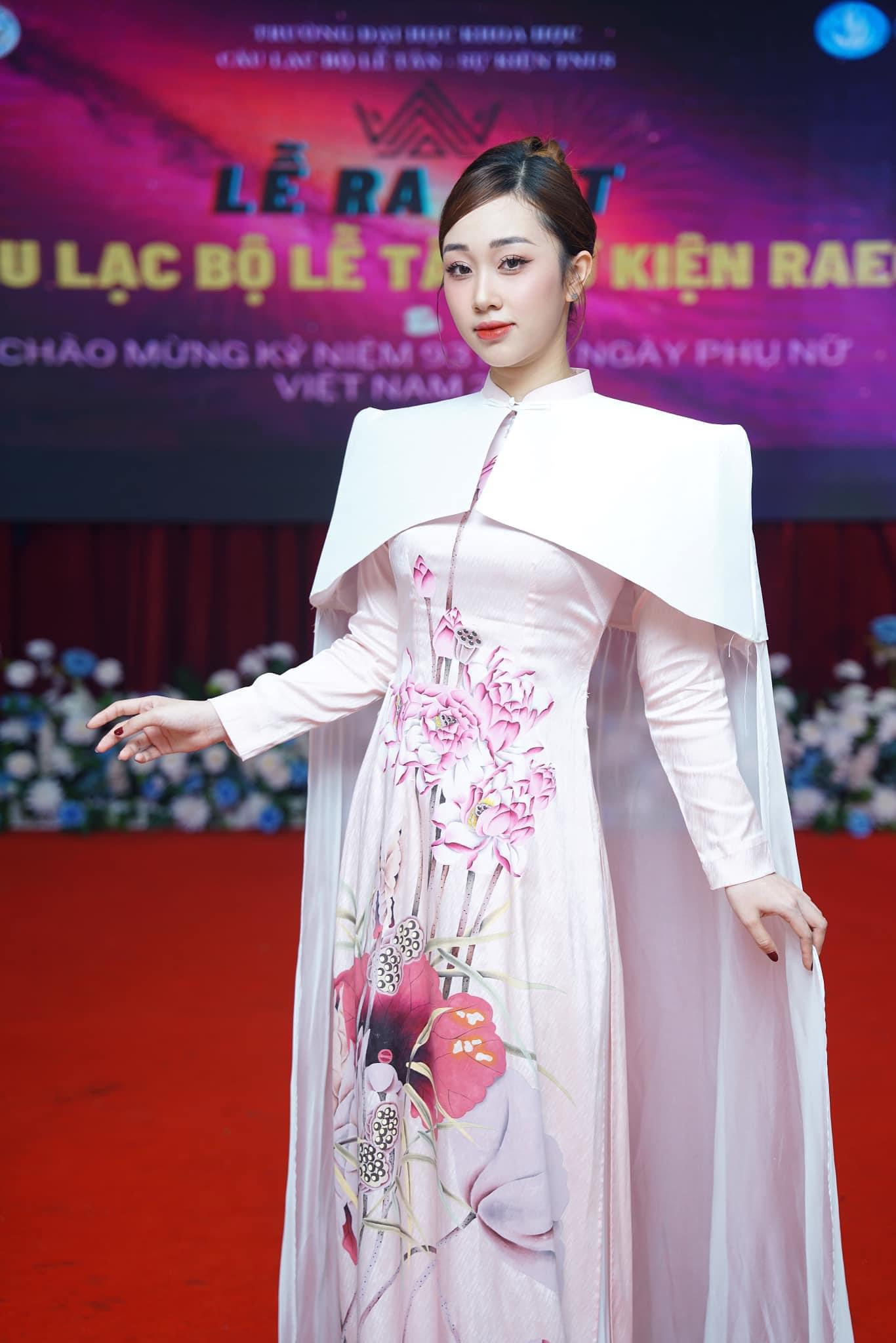 Cao Giang là Phó chủ nhiệm Câu lạc bộ Lễ tân và sự kiện. Cao Giang là Phó chủ nhiệm Câu lạc bộ Lễ tân và sự kiện.