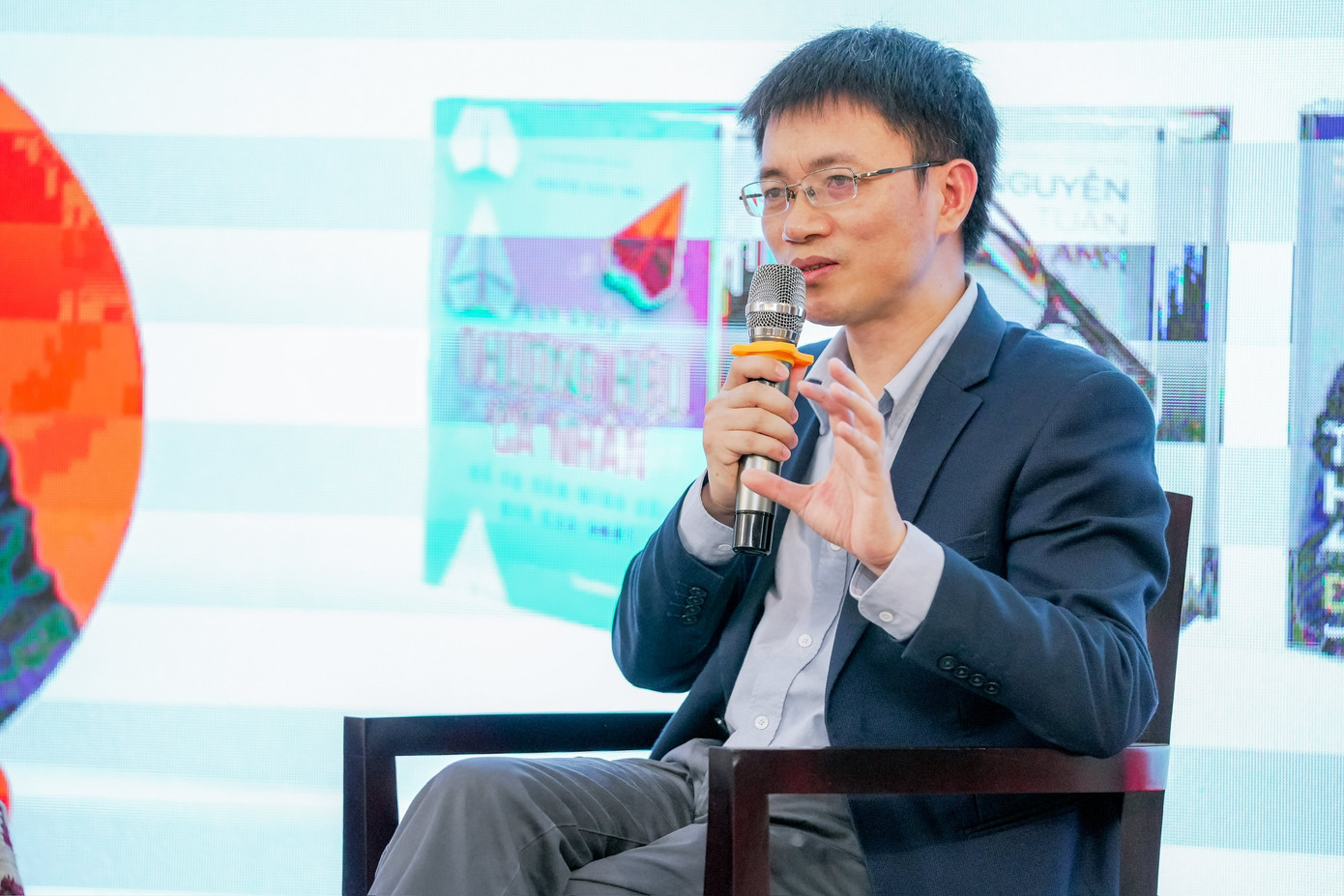 Tác giả, nhà báo Nguyễn Tuấn Anh trong chương trình chia sẻ với doanh nhân Thái Nguyên. (Ảnh: ONT Việt Nam) Tác giả, nhà báo Nguyễn Tuấn Anh trong chương trình chia sẻ với doanh nhân Thái Nguyên. (Ảnh: ONT Việt Nam)