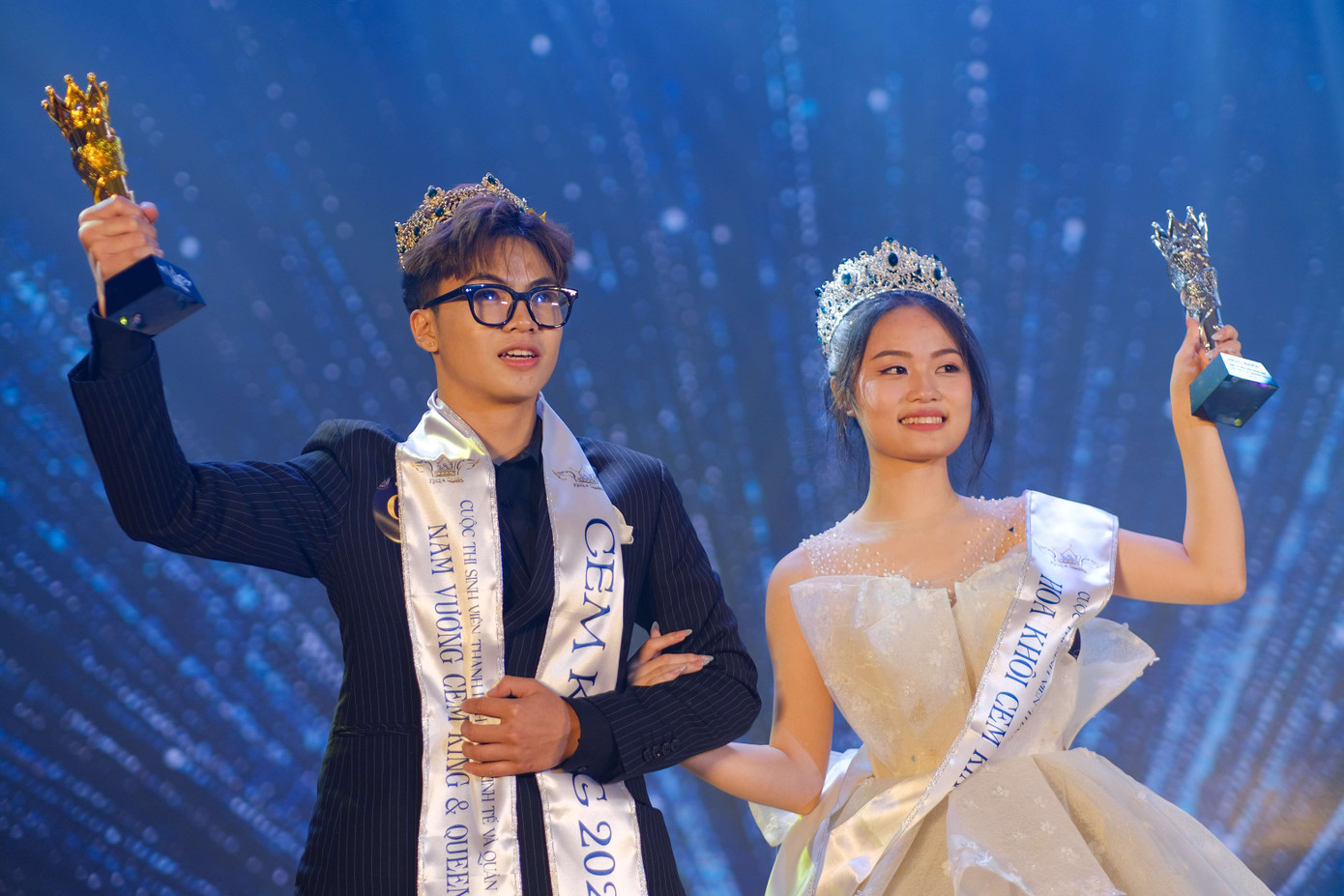 Khoảnh khắc bùng nổ nhất Đêm Chung kết – Danh hiệu Nam Vương và Hoa khôi CEM King and Queen 2023 thuộc về Lê Đức Anh và Nguyễn Thị Thuý Hằng.