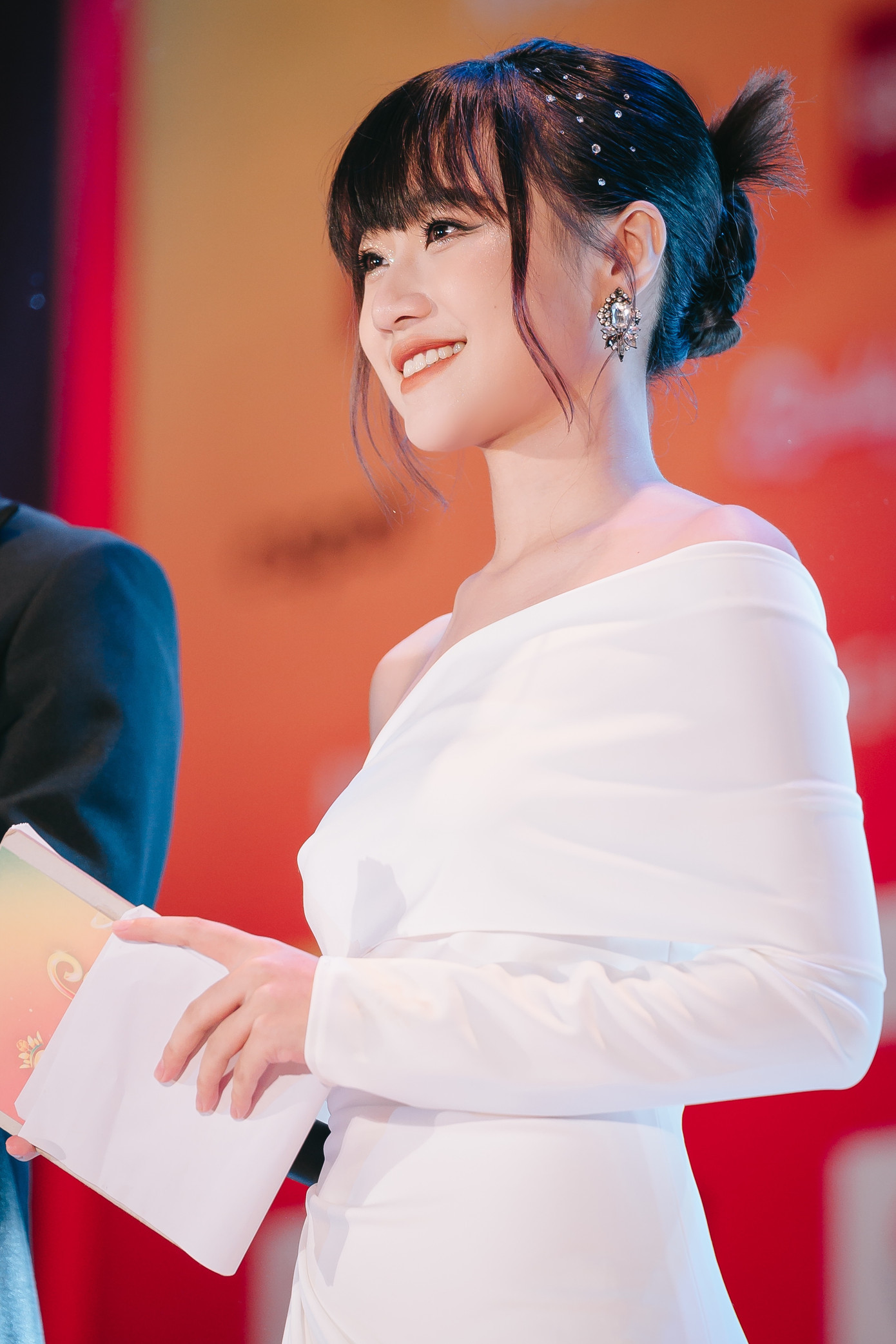 Cô nàng hiện tại vừa làm MC đồng thời cũng là một Content creator “đầy tiềm năng” trên đa nền tảng: Tiktok, Facebook, Youtube,...