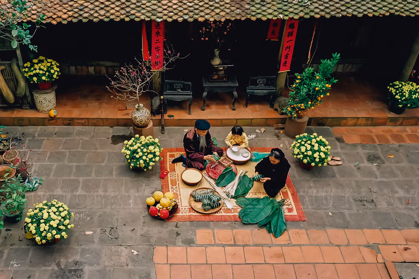 Hoạt động trải nghiệm gói bánh chưng, tái hiện tết cổ truyền.