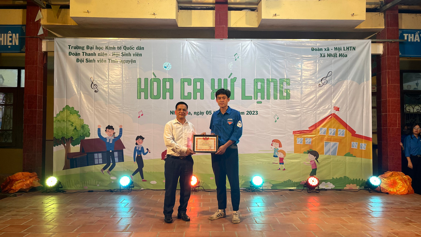 Đội trưởng Dương Thế Cảnh đại diện nhận Bằng khen.