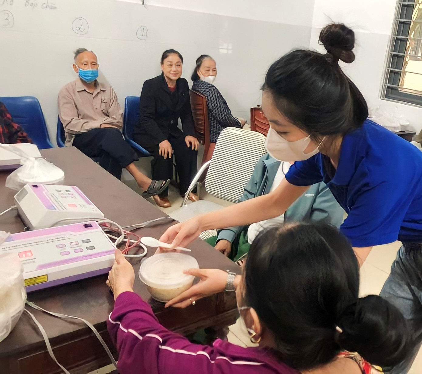 Nữ sinh hỗ trợ các bệnh nhân gặp hoàn cảnh khó khăn.