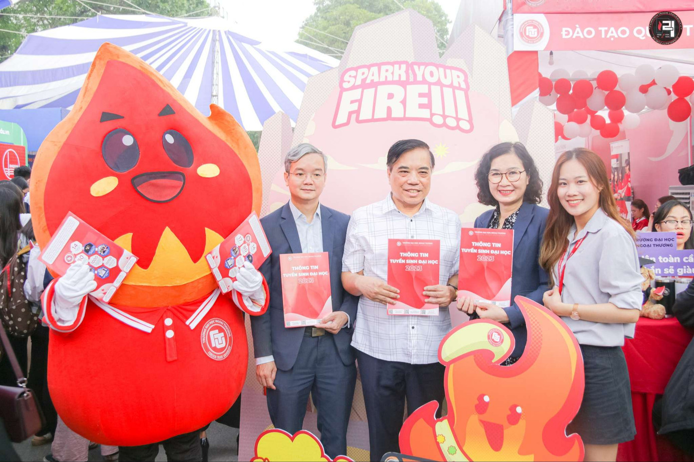 Cùng Thầy Cô Ban Giám Hiệu tại Hội trại Tư vấn Tuyển sinh “Bách Khoa Open Day”. Cùng Thầy Cô Ban Giám Hiệu tại Hội trại Tư vấn Tuyển sinh “Bách Khoa Open Day”.