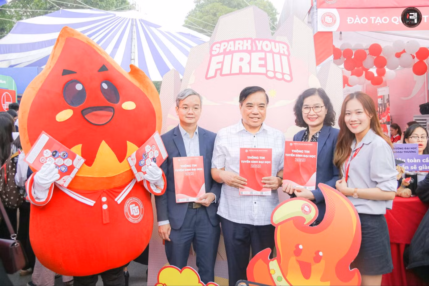 Cùng Thầy Cô Ban Giám Hiệu tại Hội trại Tư vấn Tuyển sinh “Bách Khoa Open Day”.