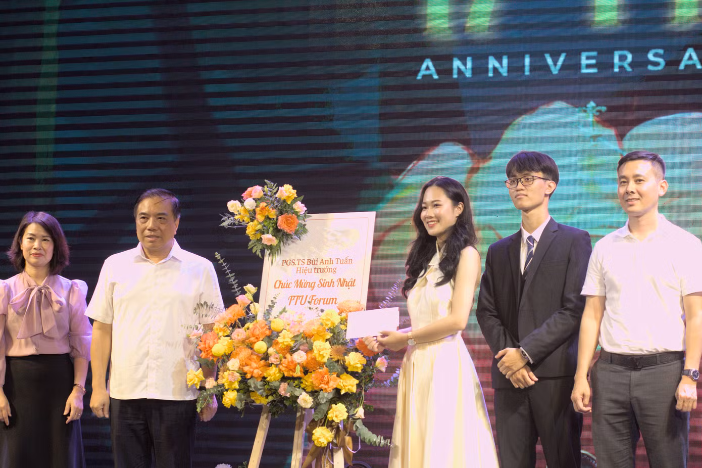 Cùng thầy cô tại Lễ Sinh Nhật lần thứ 17 của Câu lạc bộ Diễn đàn sinh viên Trường Đại học Ngoại thương FTU Forum.