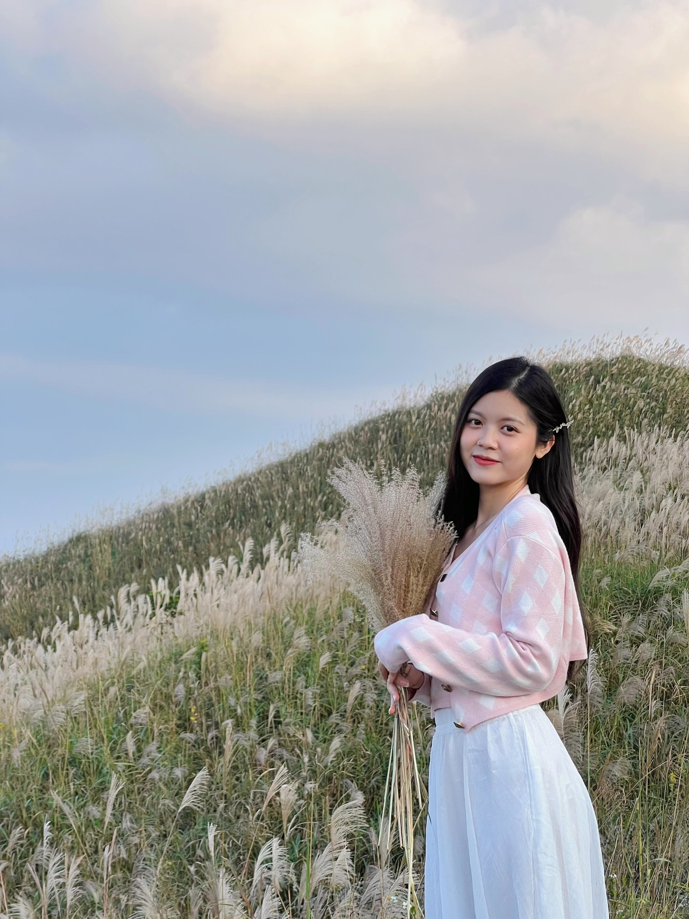 Nguyễn Mai Thùy Dương vừa tốt nghiệp chuyên ngành Báo phát thanh, khoa Phát thanh - Truyền hình, Học viện Báo chí và Tuyên truyền.