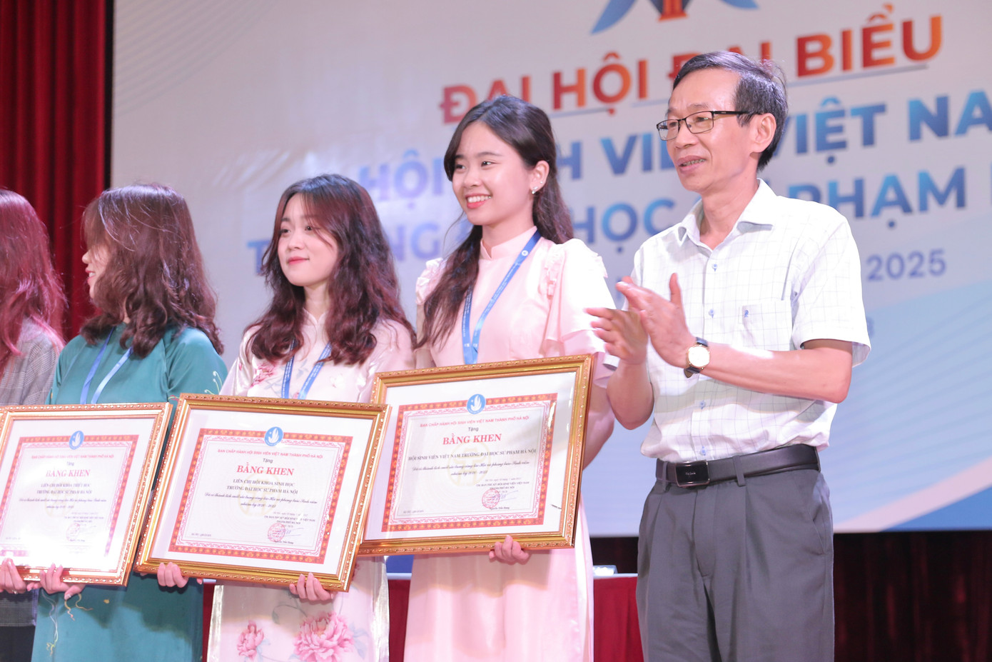 Phương Anh (thứ ba từ phải sang) nhận Bằng khen của Hội Sinh viên Việt Nam thành phố Hà Nội. Phương Anh (thứ ba từ phải sang) nhận Bằng khen của Hội Sinh viên Việt Nam thành phố Hà Nội.