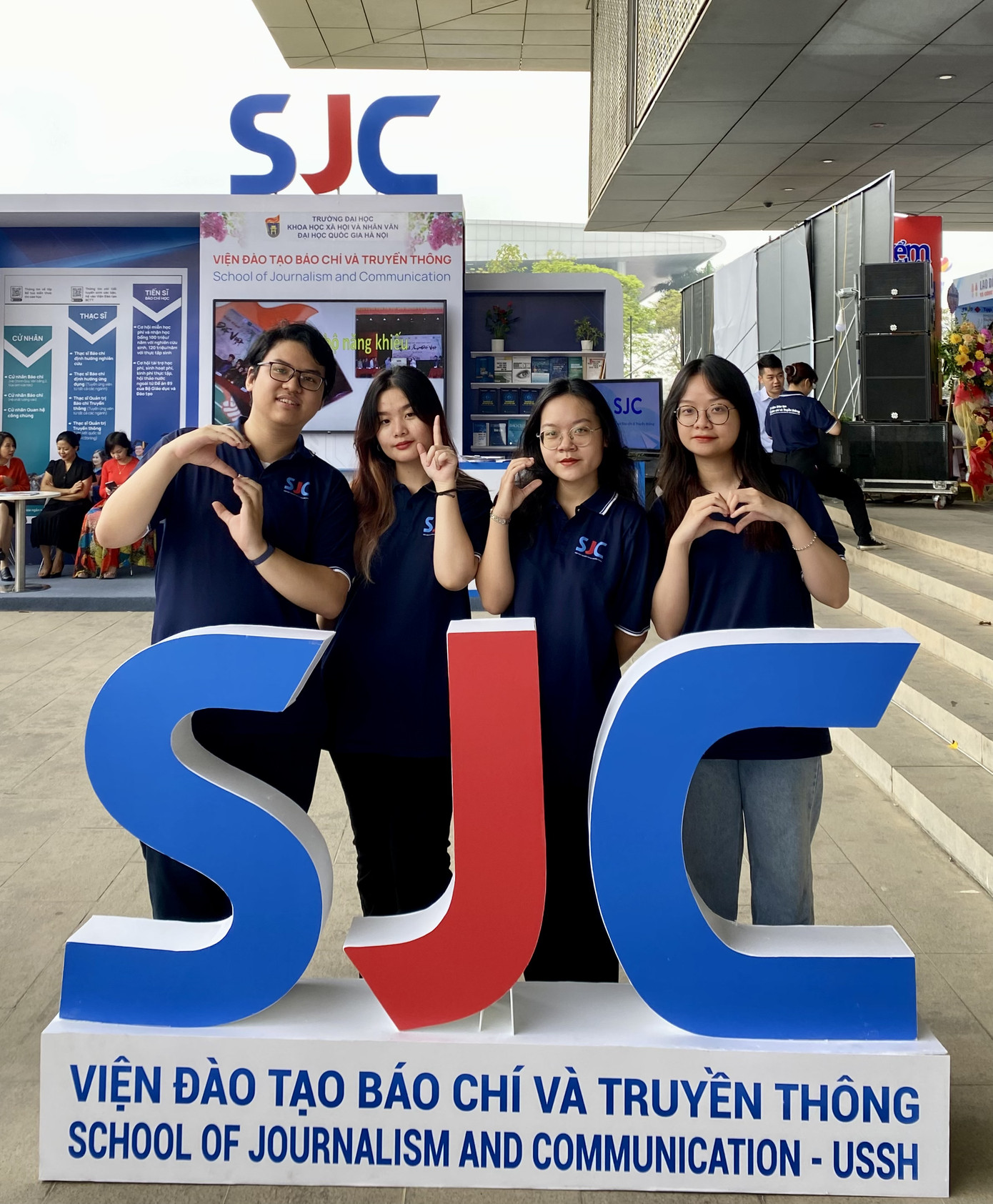 Cô bạn tìm được nhiều người bạn có cùng chí hướng và lý tưởng sống. Cô bạn tìm được nhiều người bạn có cùng chí hướng và lý tưởng sống.