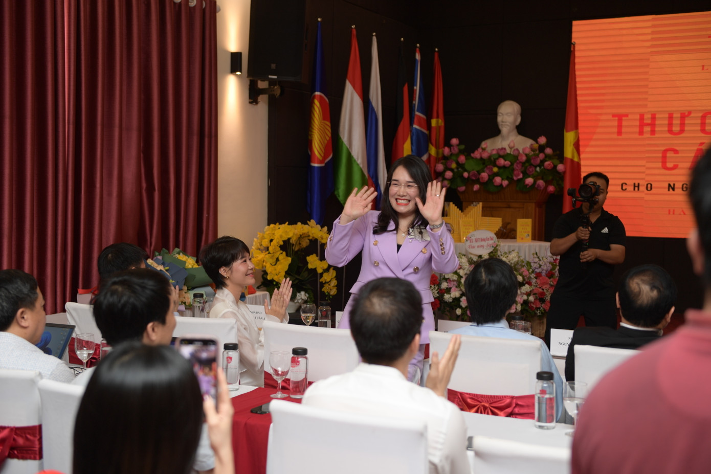 Chị Nguyễn Mến là giảng viên, diễn giả được yêu thích tại nhiều trường doanh nhân, trường đại học, tỉnh thành Đoàn... Chị Nguyễn Mến là giảng viên, diễn giả được yêu thích tại nhiều trường doanh nhân, trường đại học, tỉnh thành Đoàn...