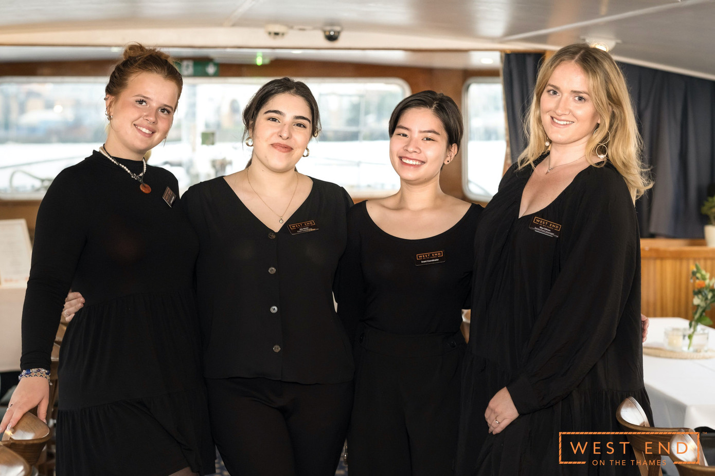 Phương Anh và đồng nghiệp tại West End on the Thames. Phương Anh và đồng nghiệp tại West End on the Thames.