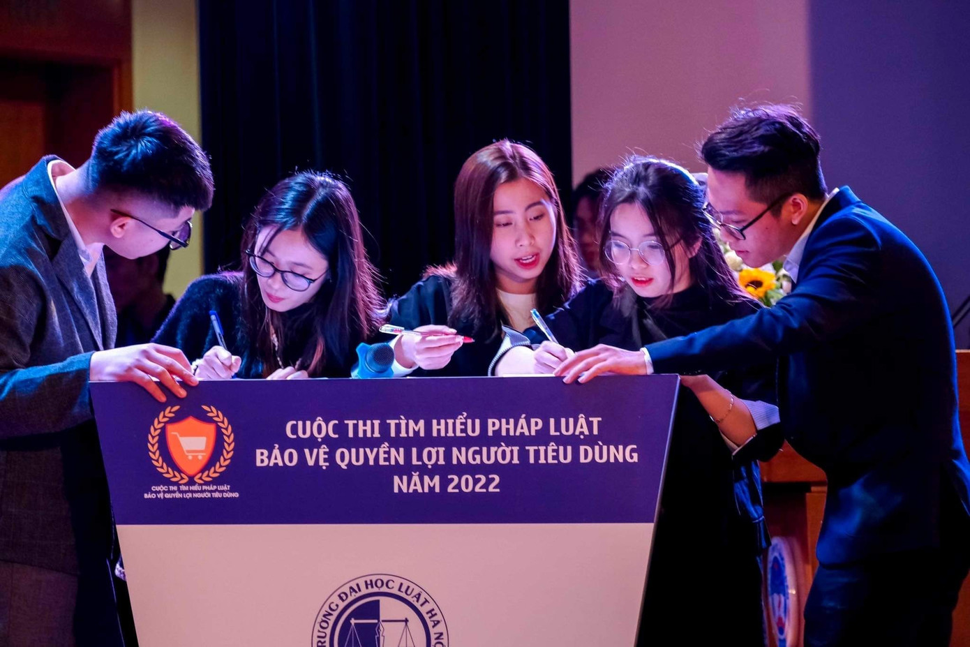 Tiến Đạt (ngoài cùng từ phải sang) là thành viên Đội thi tranh biện HLU.