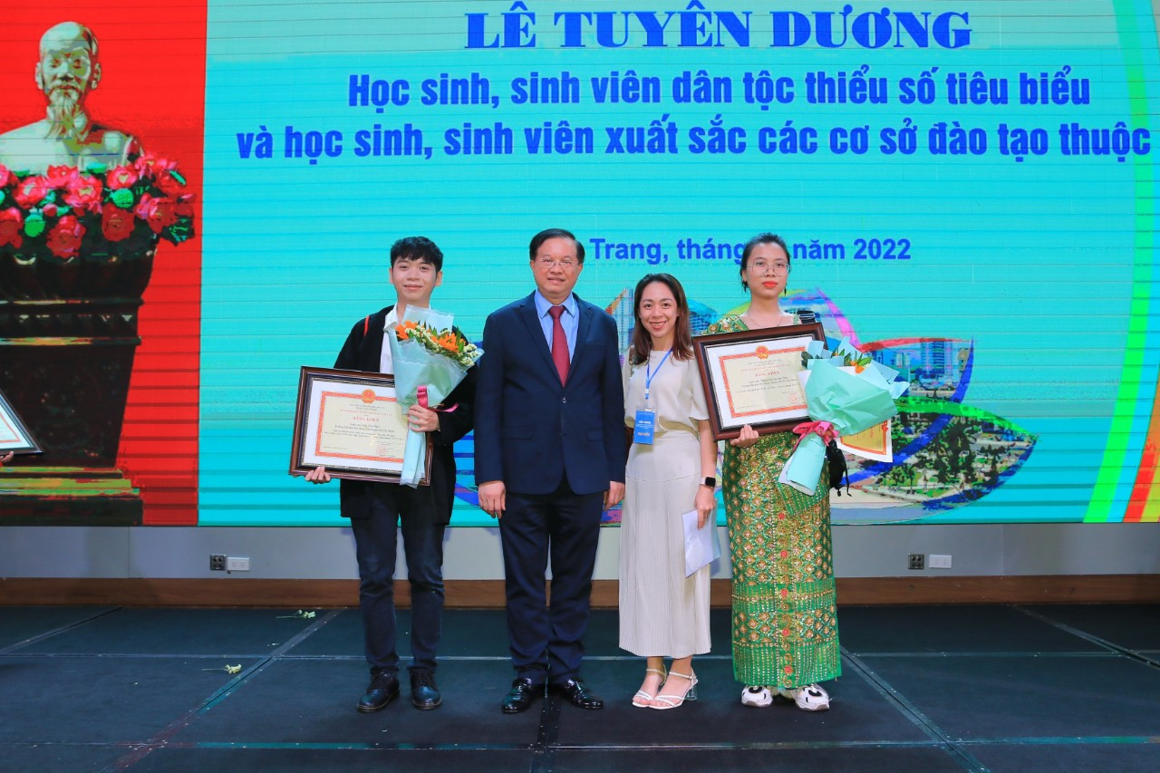 Nam sinh đạt được nhiều thành tích cao trong học tập. Nam sinh đạt được nhiều thành tích cao trong học tập.