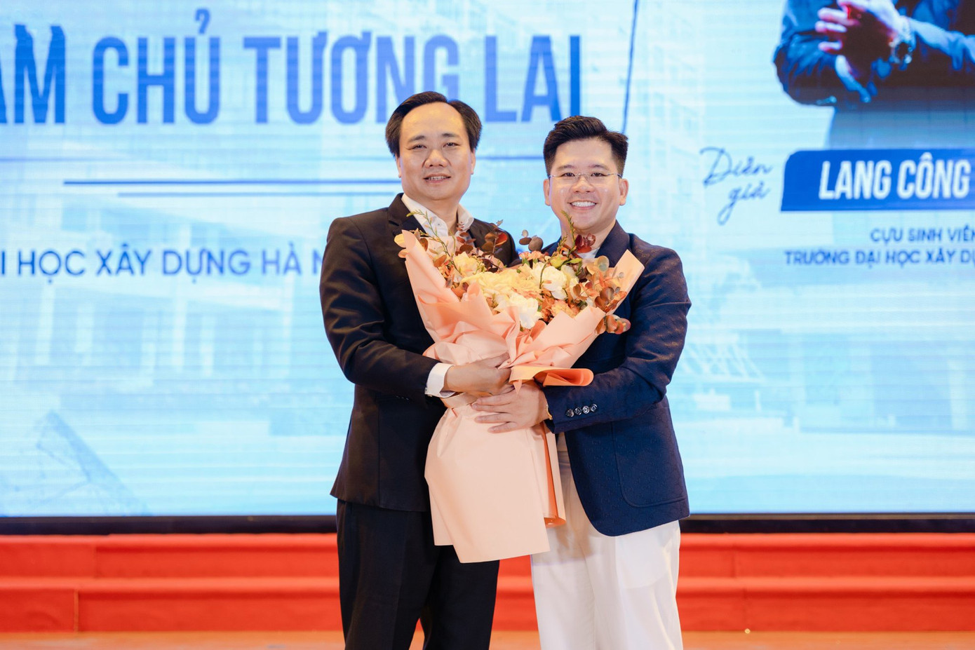 Anh Lang Công Đạt tặng hoa tri ân PGS.TS Phạm Xuân Anh – Phó Hiệu trưởng Trường Đại học Xây dựng Hà Nội - đại diện cho các Thầy, Cô của nhà trường. Anh Lang Công Đạt tặng hoa tri ân PGS.TS Phạm Xuân Anh – Phó Hiệu trưởng Trường Đại học Xây dựng Hà Nội - đại diện cho các Thầy, Cô của nhà trường.