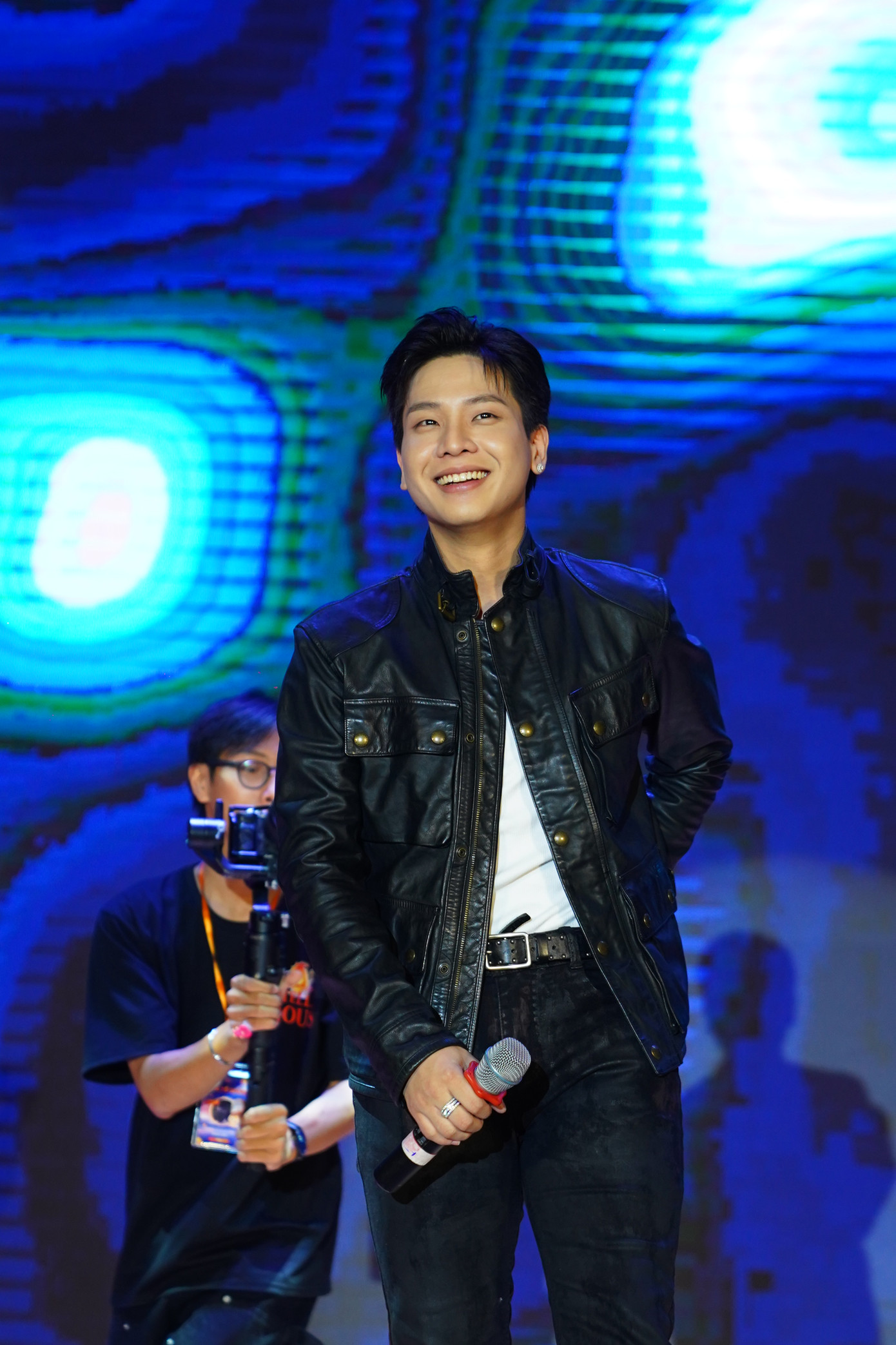 Vẻ ngoài thu hút của nam ca sĩ tại sân khấu Fire Up 2023: Stellarous