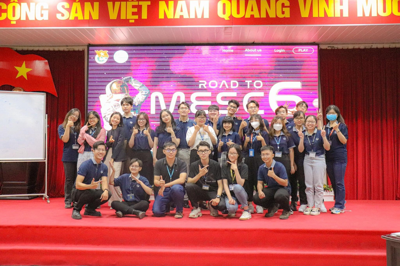 Quang Trí cùng nhóm sinh viên đạt giải Nhất cuộc thi tiếng Anh chuyên ngành “ROAD TO MESC mùa VI&quot;.
