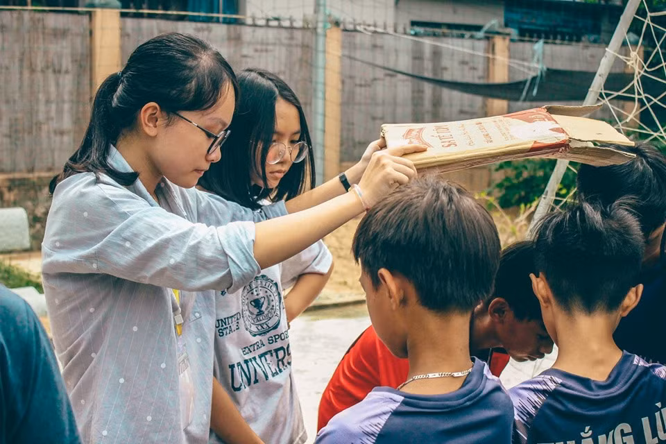 My tham gia dự án Lăng Kính với vai trò là trưởng nhóm Tài chính - Đối ngoại. My tham gia dự án Lăng Kính với vai trò là trưởng nhóm Tài chính - Đối ngoại.