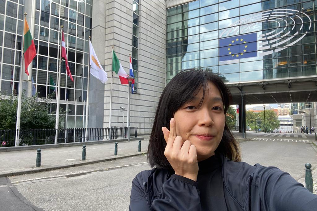 Hà An trước trụ sở của Liên minh châu Âu ở Brussels, Bỉ. Hà An trước trụ sở của Liên minh châu Âu ở Brussels, Bỉ.