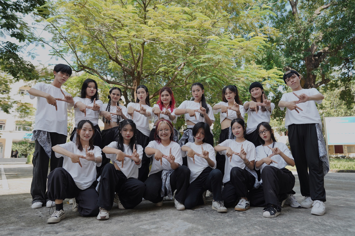 Nét đẹp sinh viên thể hiện năng động qua các hoạt động văn hóa và văn nghệ.