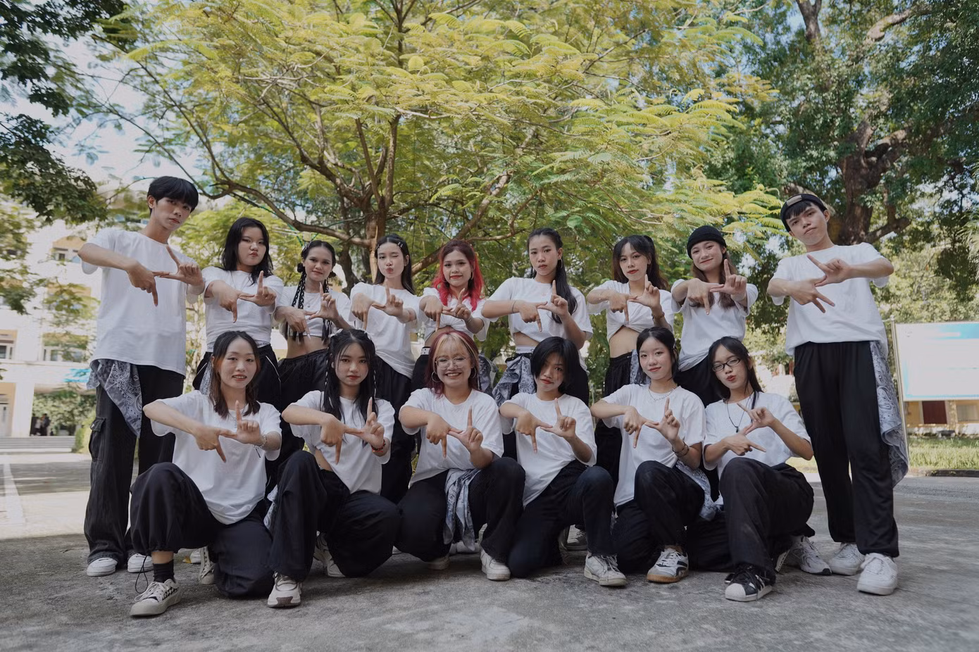 Nét đẹp sinh viên thể hiện năng động qua các hoạt động văn hóa và văn nghệ. Nét đẹp sinh viên thể hiện năng động qua các hoạt động văn hóa và văn nghệ.