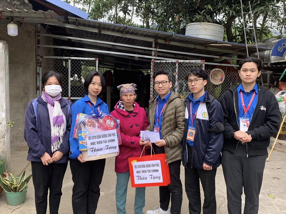 Đội SVTN Đồng hương Phú Thọ tặng quà cho hộ gia đình có hoàn cảnh khó khăn. Đội SVTN Đồng hương Phú Thọ tặng quà cho hộ gia đình có hoàn cảnh khó khăn.