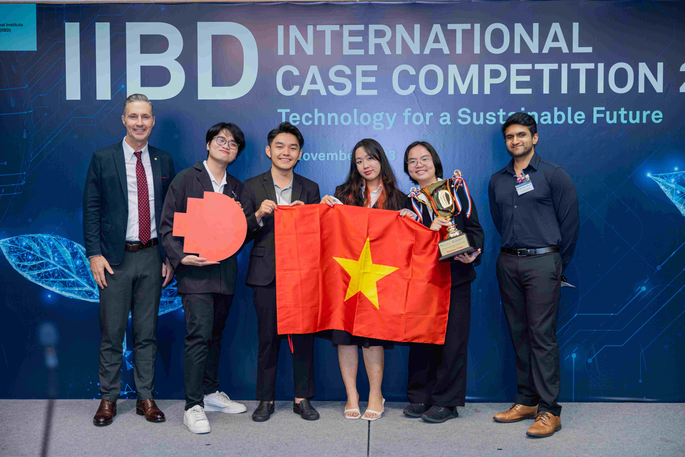 Đại diện RMIT gồm 4 sinh viên (từ trái sang) là Tài, Khang, Trân và Hân. Đại diện RMIT gồm 4 sinh viên (từ trái sang) là Tài, Khang, Trân và Hân.