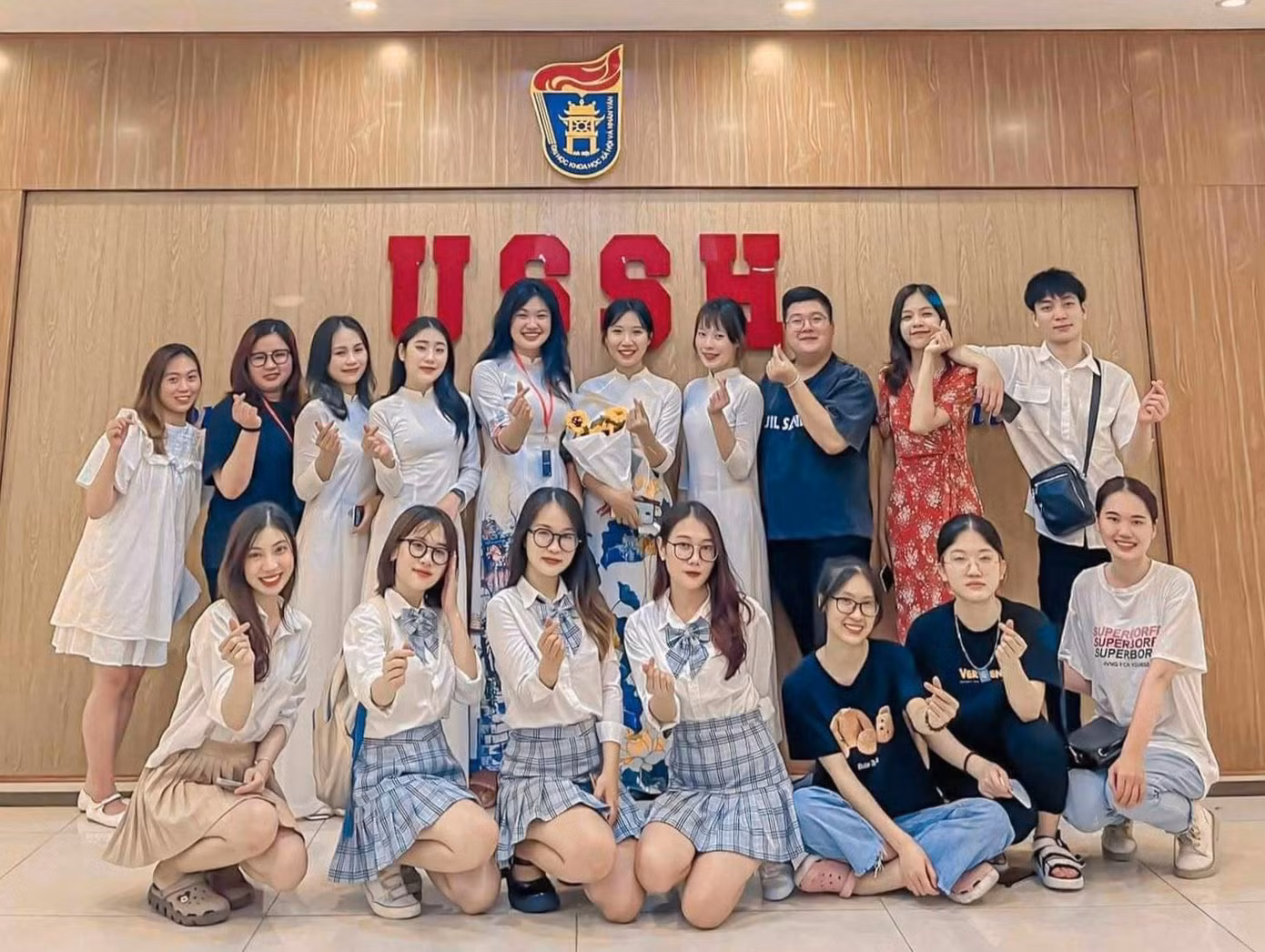 Phương Hoa cùng các bạn trong đội kịch K64 Văn học đã giành Giải Nhất và Giải Đội kịch được yêu thích nhất trong Đêm kịch Khoa Văn mở rộng 2022 - Vượt sóng. Phương Hoa cùng các bạn trong đội kịch K64 Văn học đã giành Giải Nhất và Giải Đội kịch được yêu thích nhất trong Đêm kịch Khoa Văn mở rộng 2022 - Vượt sóng.