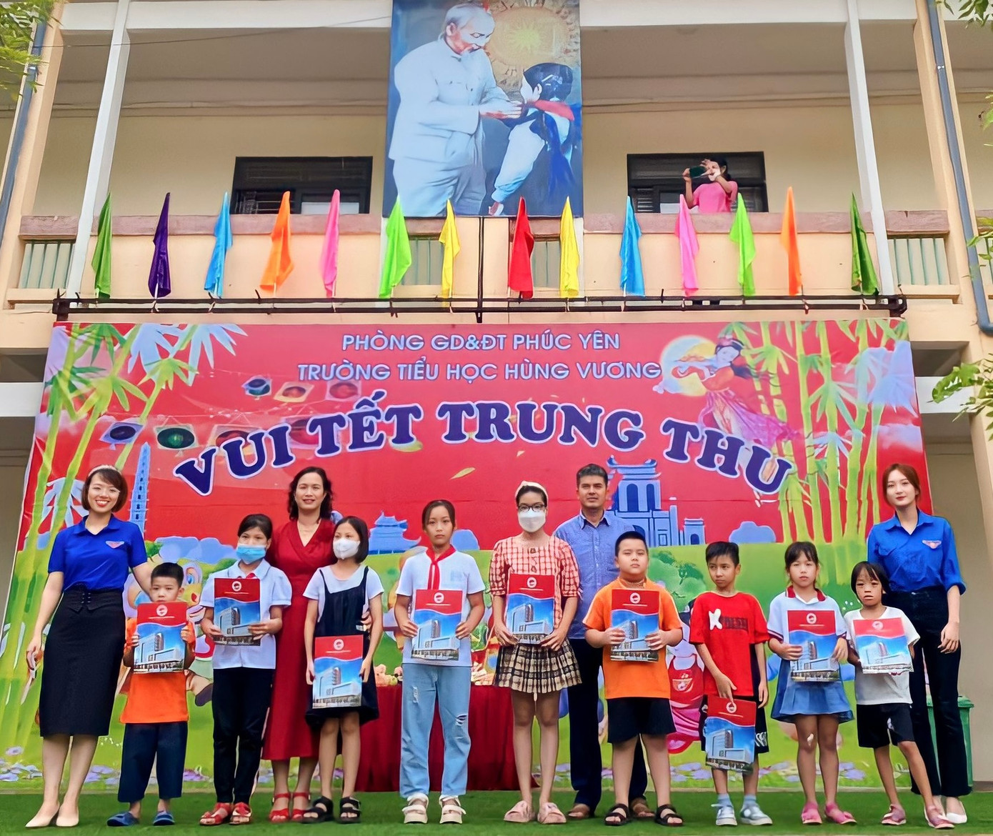 Tú Anh tham gia tặng quà cho các bạn học sinh có hoàn cảnh khó khăn.