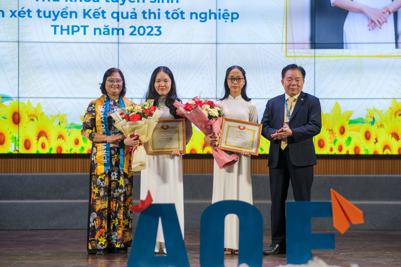 Khen thưởng cho hai thủ khoa đầu vào của Học viện Tài chính năm 2023. Khen thưởng cho hai thủ khoa đầu vào của Học viện Tài chính năm 2023.