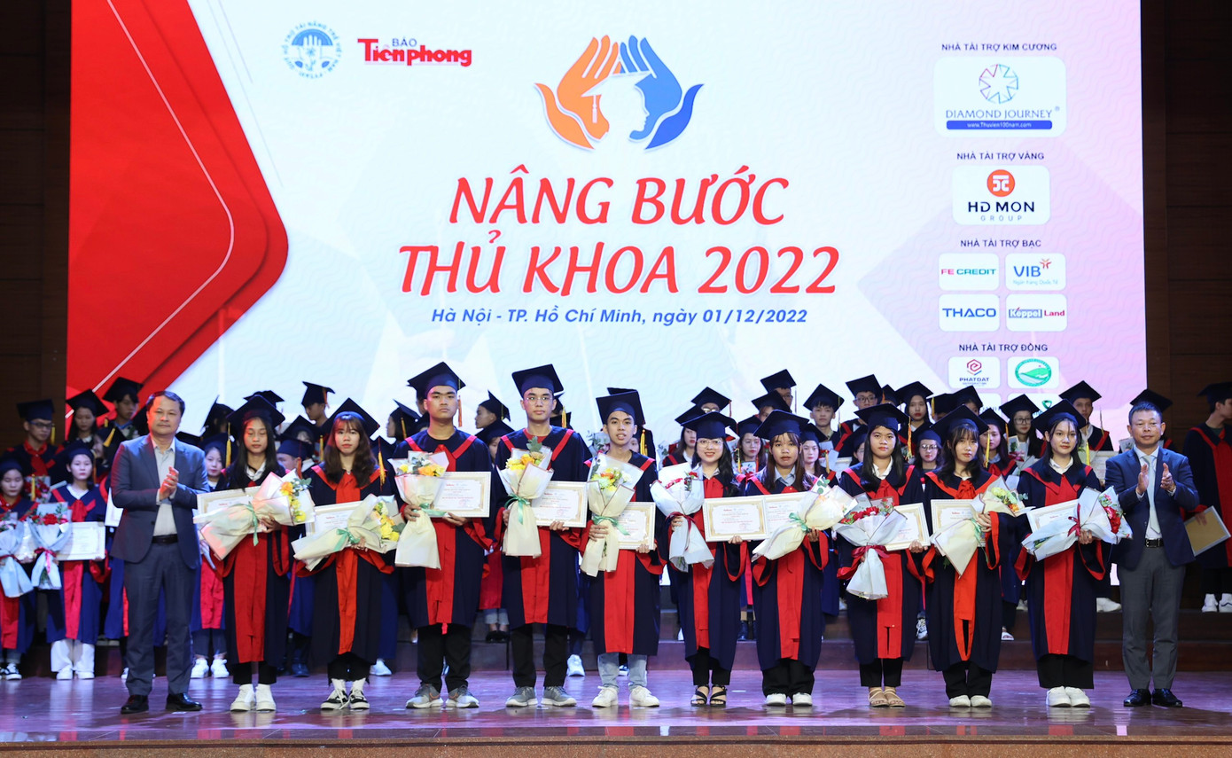 Gần đây nhất, Thương đã được vinh danh và nhận học bổng Nâng bước thủ khoa năm 2022 do Báo Tiền Phong và Quỹ Hỗ trợ tài năng trẻ Việt Nam tổ chức.