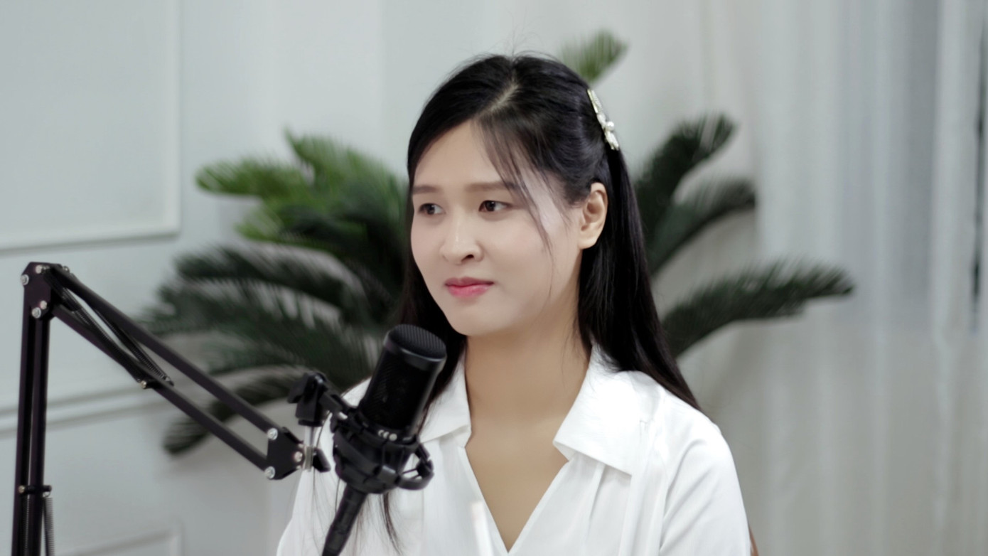 TS. Đặng Hoàng Ngân là chuyên gia tâm lý học phát triển trẻ em và thanh thiếu niên, cô là thủ khoa tốt nghiệp ngành Tâm lý học của trường ĐH KHXH&amp;NV – Đại học Quốc Gia Hà Nội.