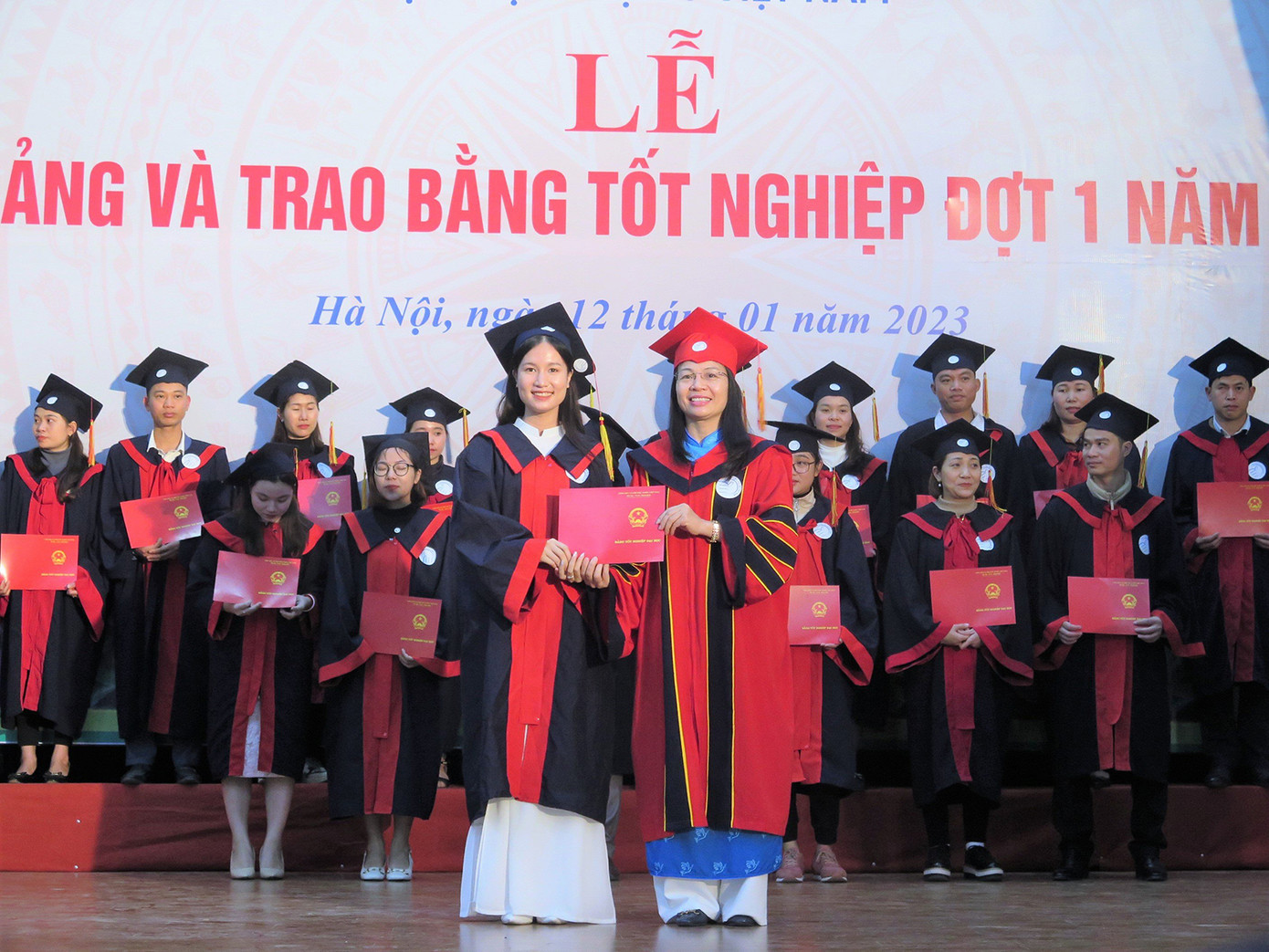 Gắn liền với những khó khăn của đại dịch, 441 sinh viên nhận bằng tốt nghiệp đợt đầu tiên của năm 2023 tại Học viện Phụ nữ Việt Nam. Gắn liền với những khó khăn của đại dịch, 441 sinh viên nhận bằng tốt nghiệp đợt đầu tiên của năm 2023 tại Học viện Phụ nữ Việt Nam.